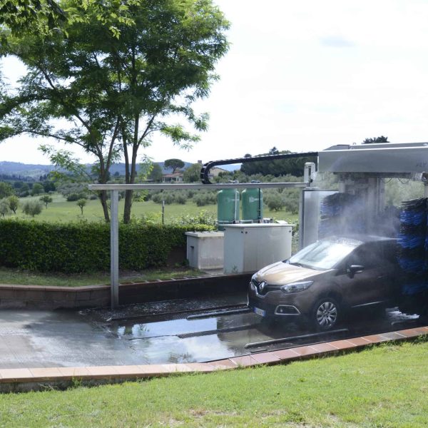 Lavaggio auto ecologico con sistema di pulizia a vapore e acqua riciclata.
