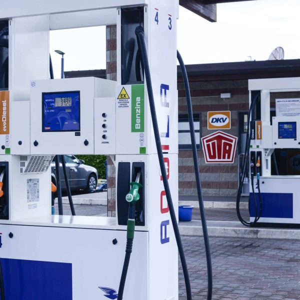 Stazioni di rifornimento di carburante con pompe moderne e tecnologia avanzata.