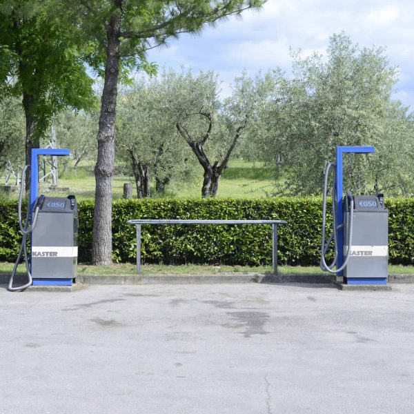 Stazioni di rifornimento di energia elettrica per veicoli elettrici in un'area verde.
