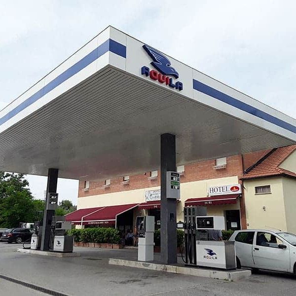 Agenzia di rifornimento carburante presso stazione di servizio Aquila Energie.