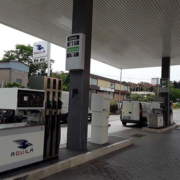 Aquila Energie stazione di rifornimento carburante con pompe e pannelli digitali.