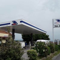 Aquila Energie stazione di rifornimento carburante con pompe e segnaletica.