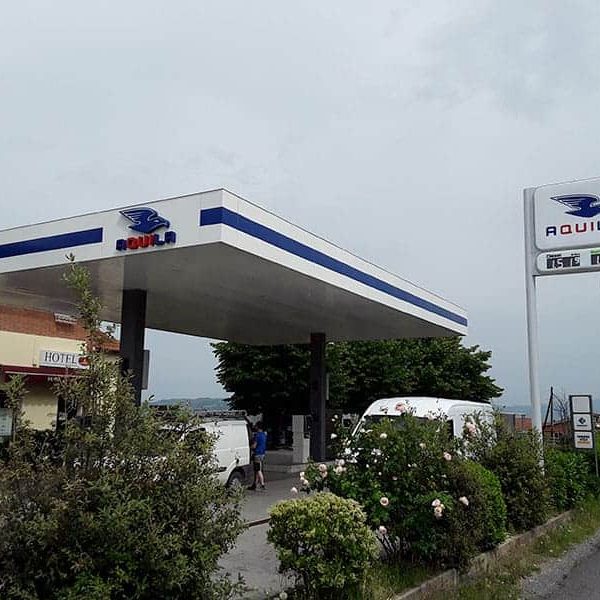Aquila Energie stazione di rifornimento carburante con pompe e segnaletica.