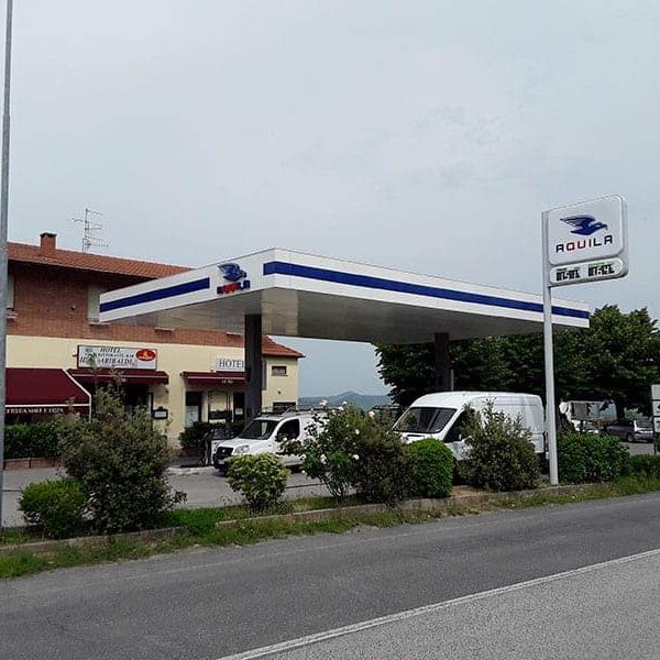 Aquila Energie stazione di rifornimento carburante con pompe e segnaletica.